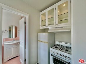 1728 El Cerrito Pl in Los Angeles, CA - Building Photo - Building Photo