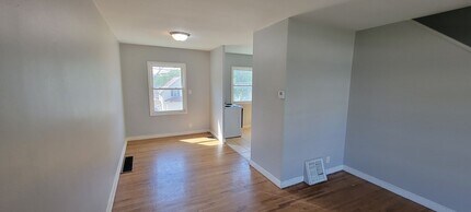 1258 W Mullan Ave in Waterloo, IA - Foto de edificio - Building Photo