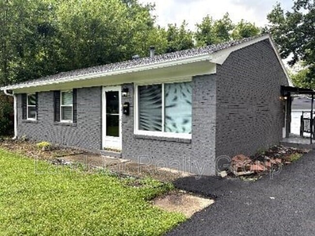 9816 Titan Dr in Louisville, KY - Building Photo - Building Photo