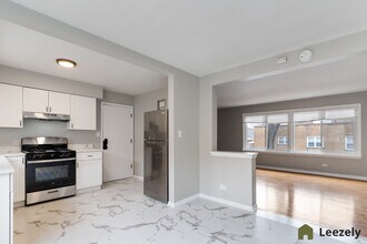 2457 W 69th St in Chicago, IL - Foto de edificio - Building Photo