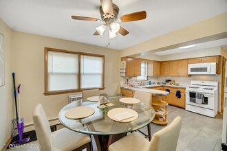 3205 W 97th St-Unit -2W in Evergreen Park, IL - Building Photo - Building Photo