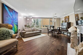 55 Wellesley St E in Toronto, ON - Building Photo - Building Photo