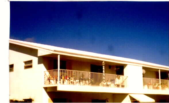 111 Blossom Ln in West Palm Beach, FL - Building Photo