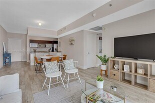 950 Brickell Bay Dr in Miami, FL - Building Photo