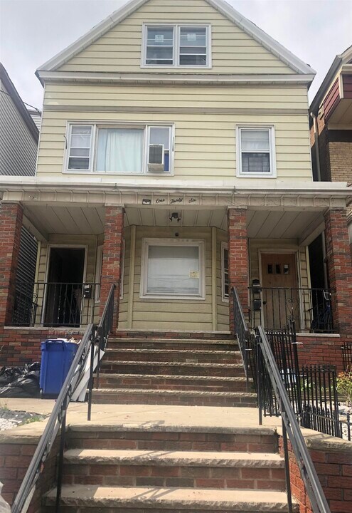 136 W 31st St Photo