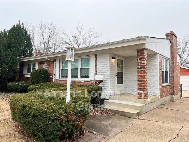 8113 Parkwood Dr in St. Louis, MO - Building Photo