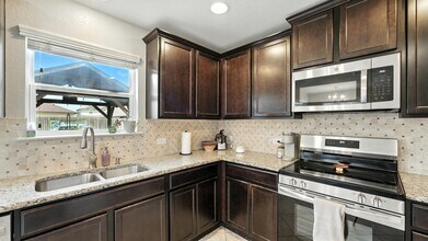2251 Hawk Dr in New Braunfels, TX - Foto de edificio - Building Photo