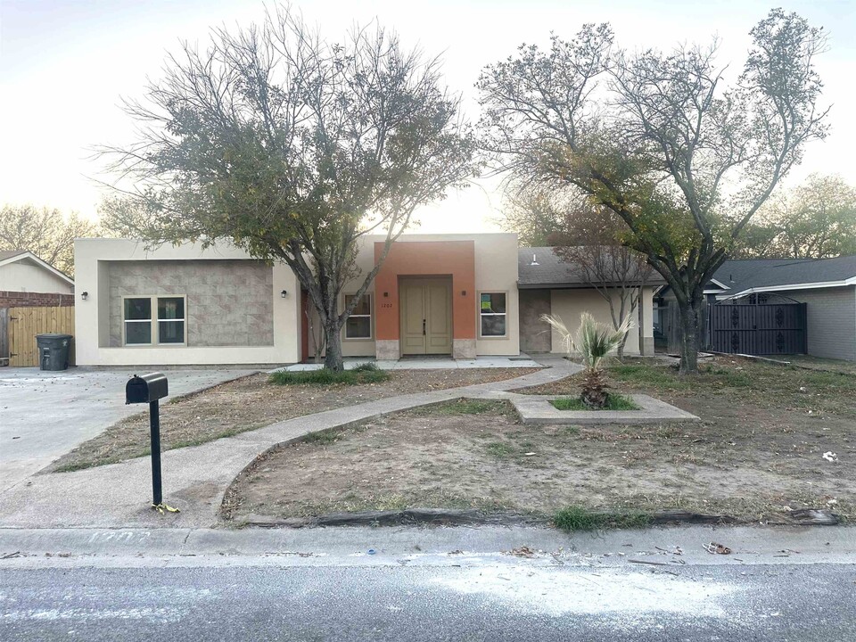 1202 Beverly Dr in Laredo, TX - Building Photo