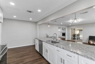 1521 Oak Creek Dr in Hurst, TX - Building Photo - Building Photo