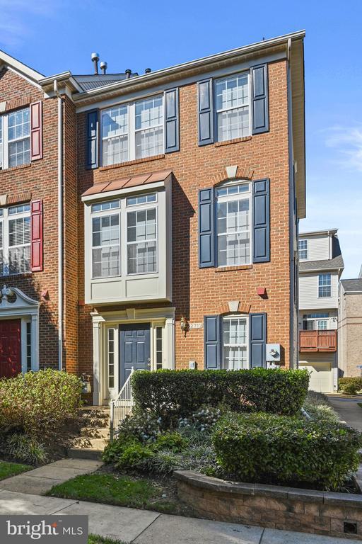 property at 2710 Manhattan Pl