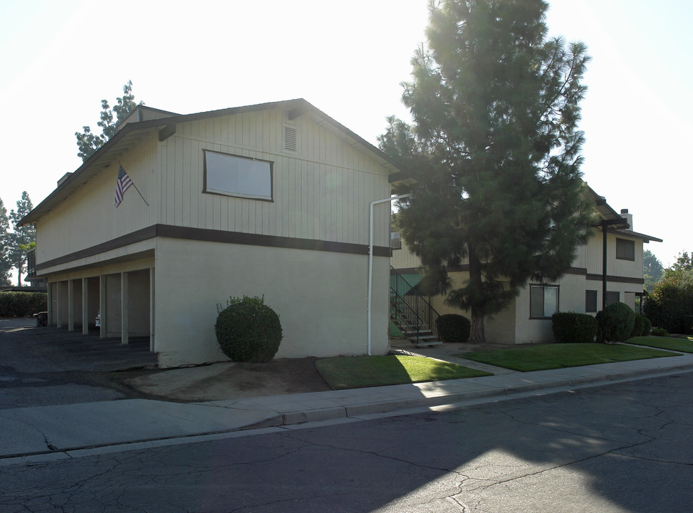 491 W Ashlan Ave in Clovis, CA - Building Photo