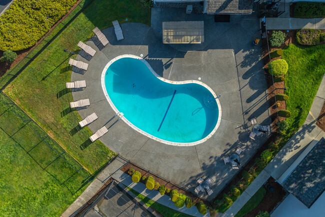 Pinewood Square Apartment Homes in Lynnwood, WA - Foto de edificio - Building Photo