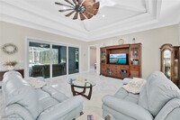 589 12th Ave NW in Naples, FL - Foto de edificio - Building Photo