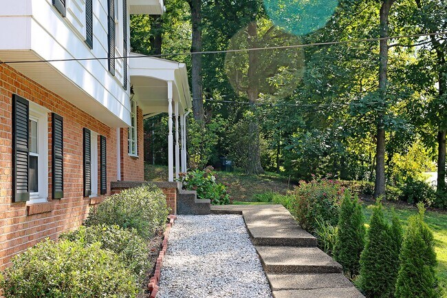 2412 Commonwealth Dr in Charlottesville, VA - Building Photo - Building Photo