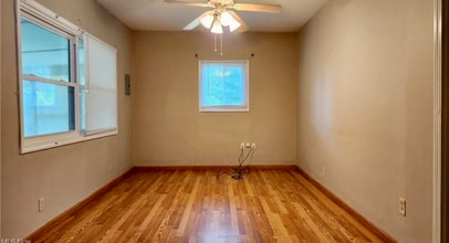 2002 Brownlee Ave in Youngstown, OH - Foto de edificio - Building Photo