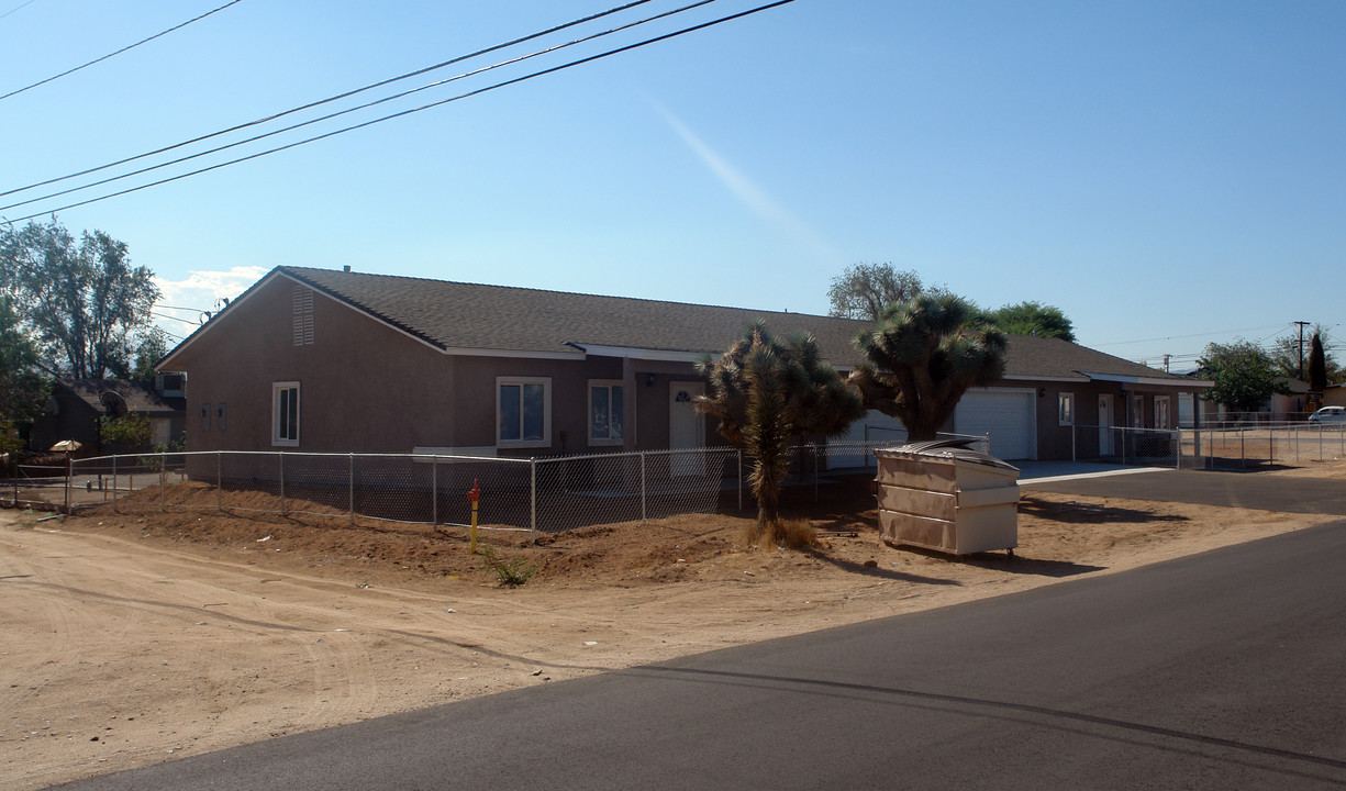 16506 Live Oak St in Hesperia, CA - Foto de edificio