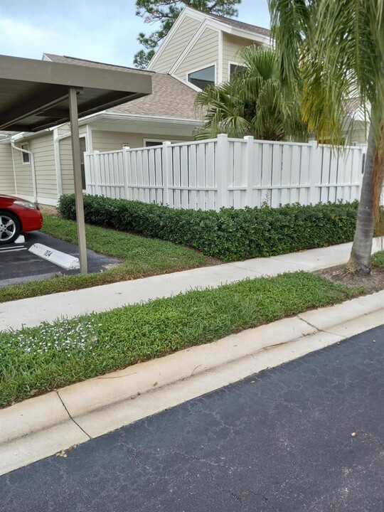 1103 Summerwinds Ln in Jupiter, FL - Foto de edificio