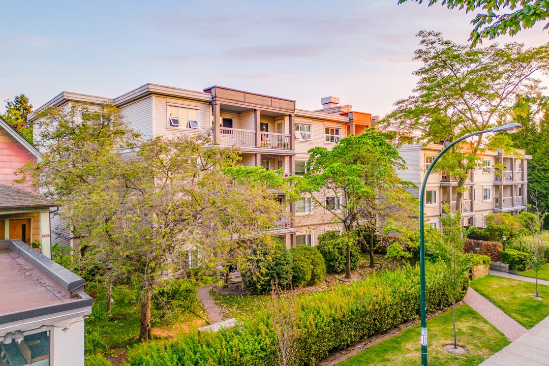 Kitsilano Shores in Vancouver, BC - Building Photo