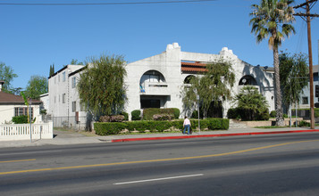 6561 Woodman Ave in Van Nuys, CA - Building Photo - Building Photo