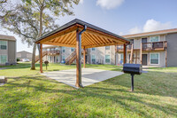 The Life at Forest View in Clute, TX - Building Photo - Building Photo