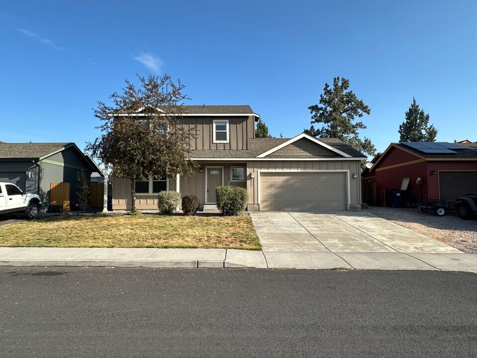 2551 SW Indian Ln in Redmond, OR - Building Photo