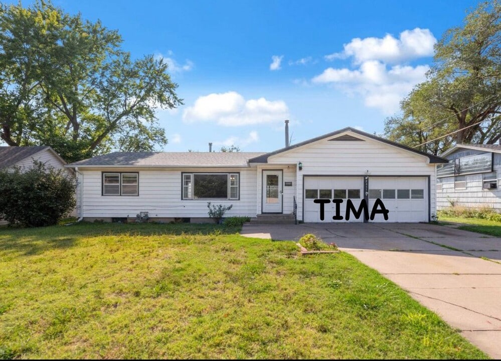 2411 Edgemore Ave, Unit B in North Newton, KS - Building Photo