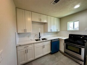 9434 Fairland Dr in Houston, TX - Building Photo - Building Photo