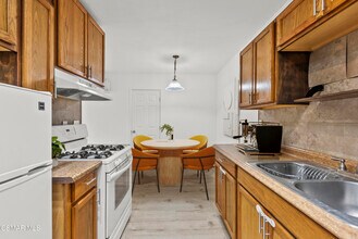 8800 Cedros Ave in Los Angeles, CA - Building Photo - Building Photo