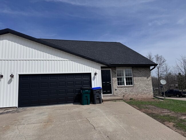 629 E Pine St in New London, WI - Building Photo - Building Photo