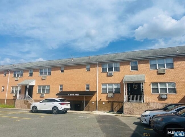34 Wisse St, Unit 18 in Lodi, NJ - Foto de edificio - Building Photo