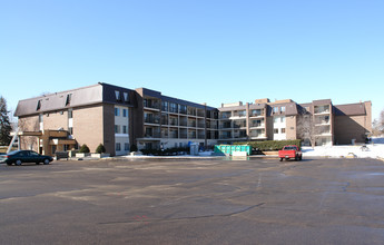 Wolfe Lake Apartments in St. Louis Park, MN - Building Photo - Building Photo