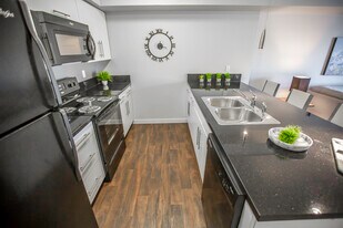 Madison Manor in Regina, SK - Building Photo