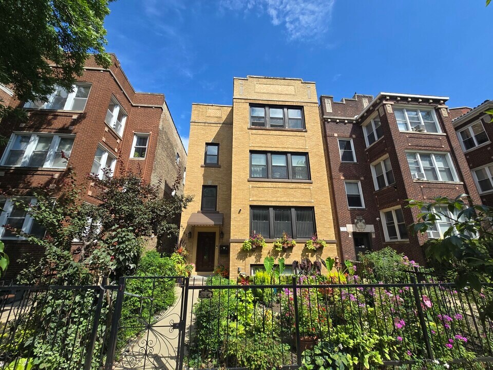 4741 N Washtenaw Ave in Chicago, IL - Foto de edificio