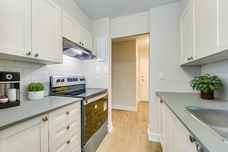 Surrey Lane Apartments in Burlington, ON - Building Photo - Building Photo