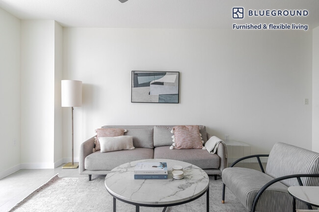 729 NW 2nd St, Unit SI FL6-ID160 in Miami, FL - Foto de edificio - Building Photo