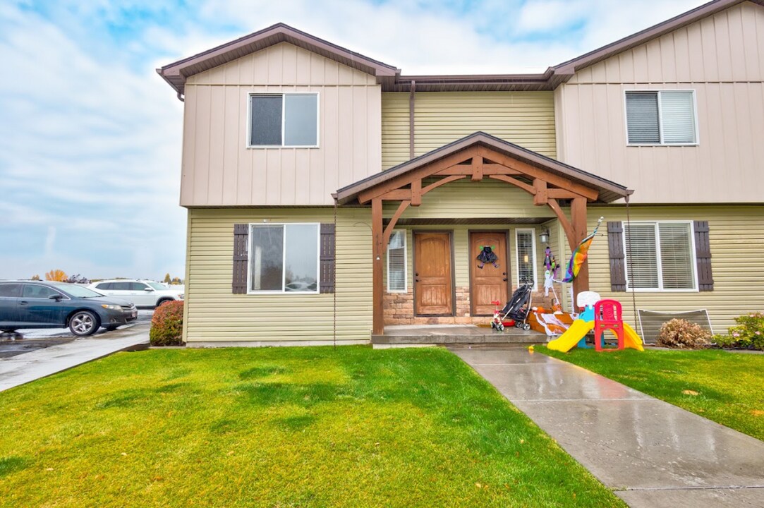 461 Countryside Ave in Rexburg, ID - Foto de edificio