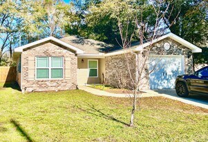 415 E Field Ave in Crestview, FL - Building Photo