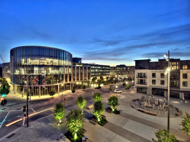 The Russell in San Mateo, CA - Foto de edificio - Building Photo