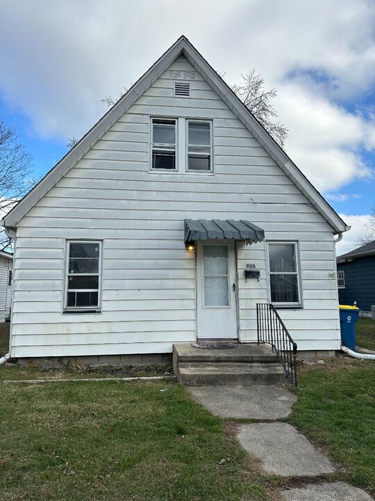 910 Reddick St in Mishawaka, IN - Building Photo