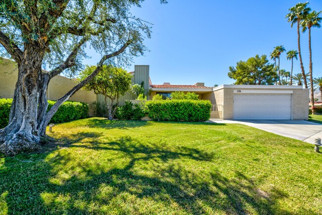 72385 Beverly Way in Rancho Mirage, CA - Foto de edificio - Building Photo