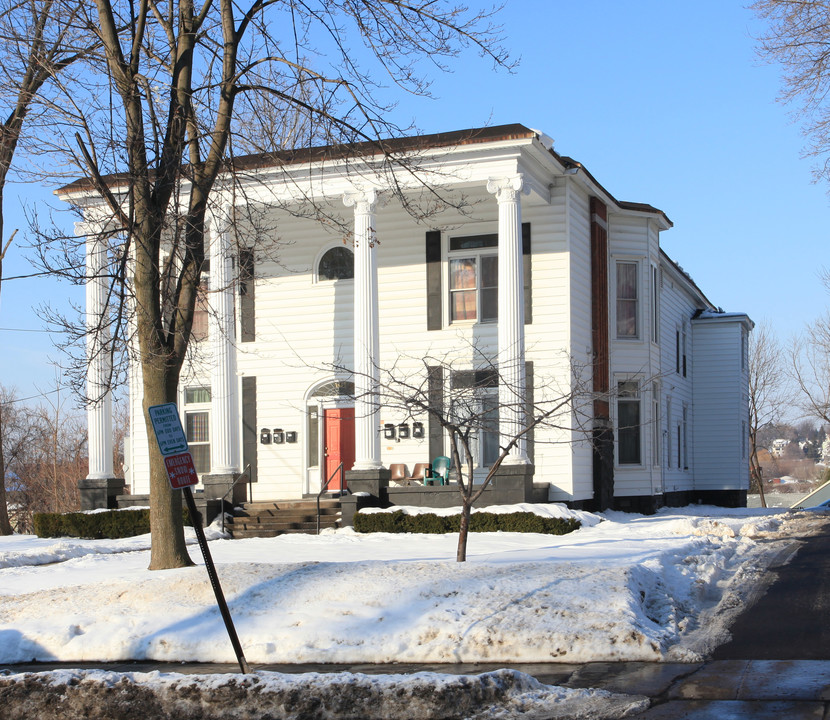 1433 E Genesee St in Syracuse, NY - Building Photo