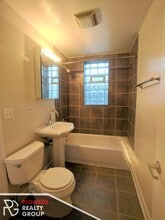 3248 N Clifton Ave, Unit 2 in Chicago, IL - Foto de edificio - Building Photo