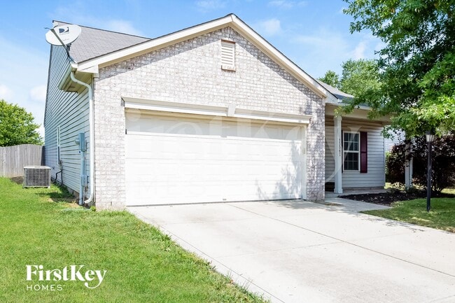 15541 Outside Trail in Noblesville, IN - Foto de edificio - Building Photo