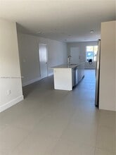 2535 NE 193rd St in Miami, FL - Foto de edificio - Building Photo