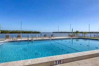 534 Sutton Pl in Longboat Key, FL - Foto de edificio - Building Photo