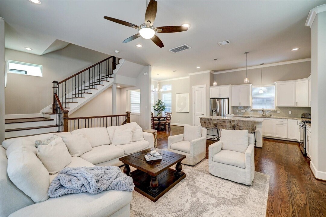 870 Wakefield Dr in Houston, TX - Building Photo