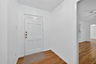 8210 Edgemoor Dr in Houston, TX - Building Photo - Building Photo