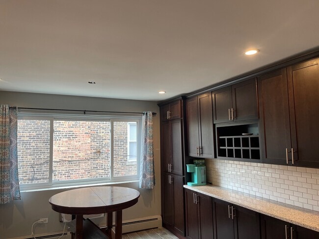 6827 W Raven St, Unit 2L in Chicago, IL - Building Photo - Building Photo