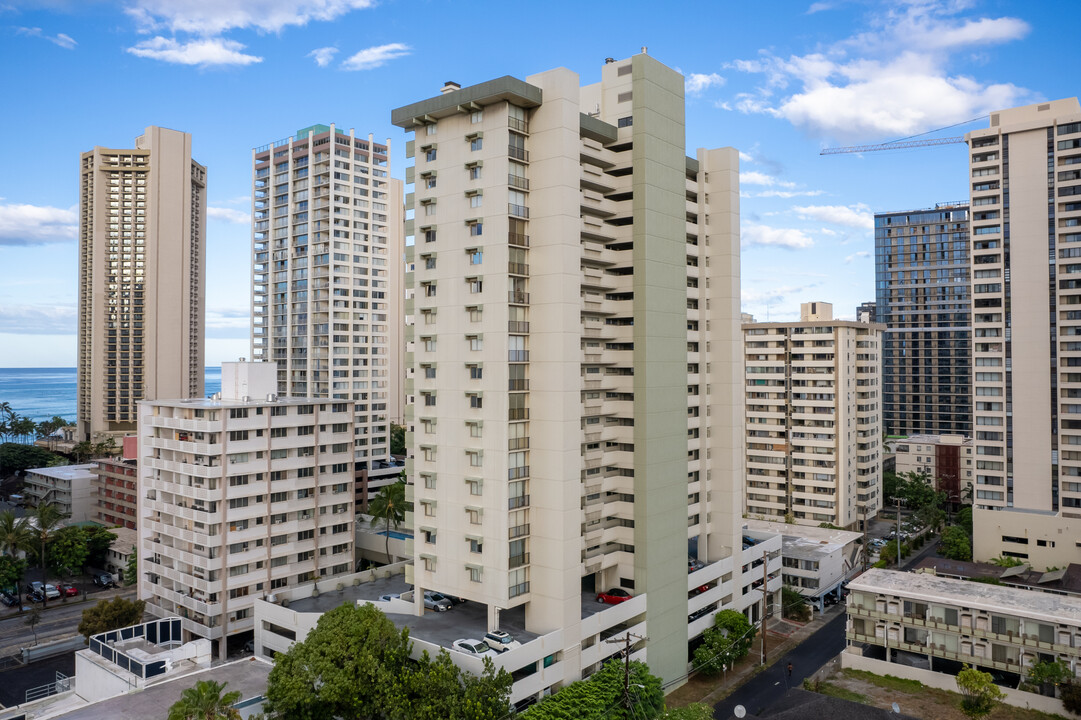 Waikiki Park Heights in Honolulu, HI - Building Photo