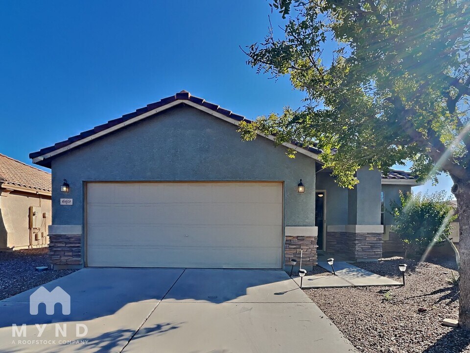 669 W Silver Reef Ct in Casa Grande, AZ - Foto de edificio